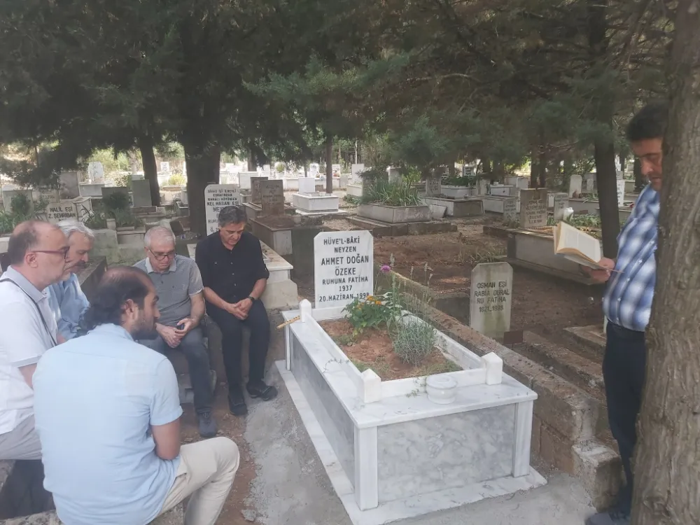 Yazar Ahmet Doğan Özeke, vefatının seneyi devriyesinde kabri başında anıldı.