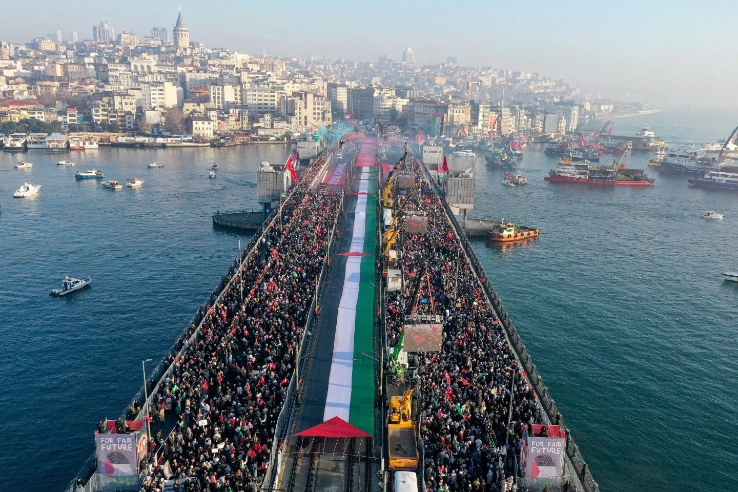 On binler Galata Köprüsü