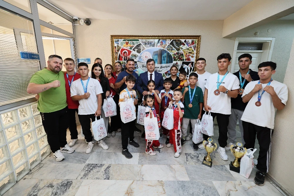 Kick Boks Şampiyonlarından İl Müdürü Öztürk’e Ziyaret