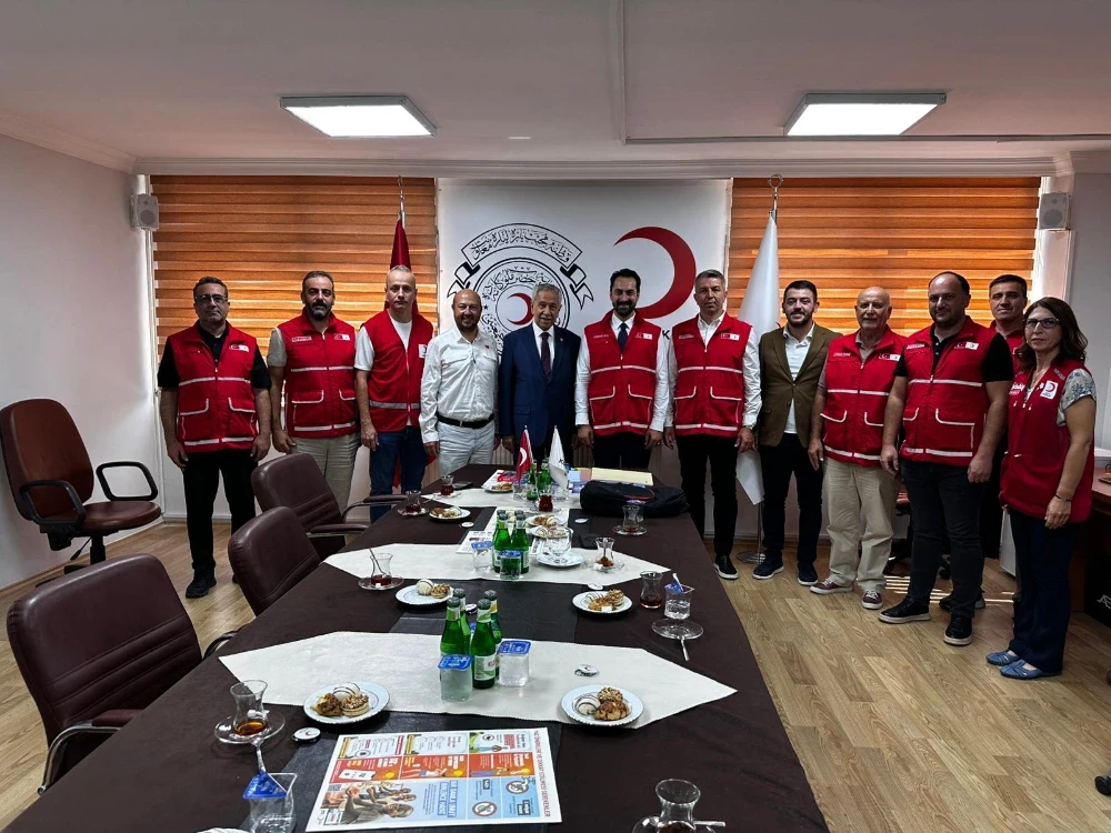 Bülent Arınç’tan Türk Kızılay Manisa’ya Destek Ziyareti