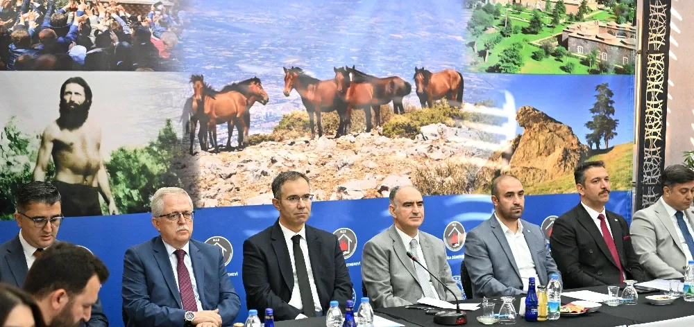Gençlere sunulan hizmetler, kamu kurumları ve STK’lar tarafından anlatıldı