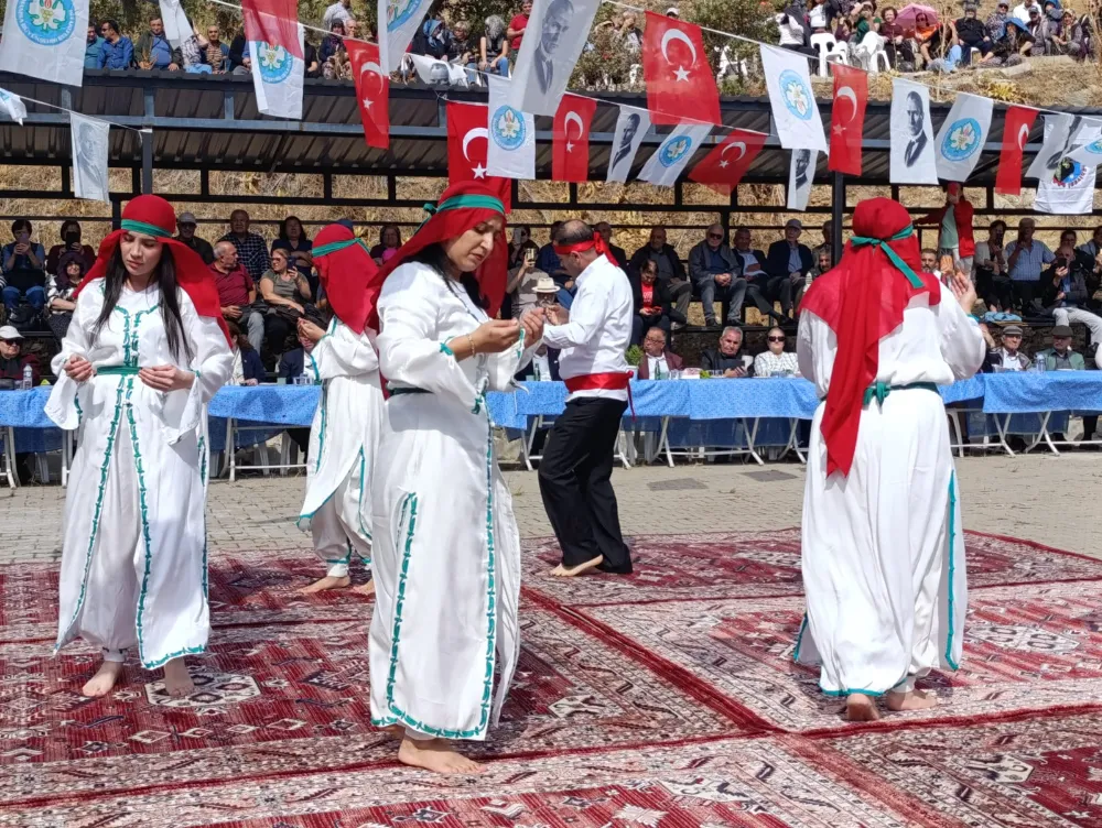 KULA KENGER’DE SELVİLİ DEDE’Yİ ANMA ETKİNLİĞİNE BİNLERCE KİŞİ KATILDI
