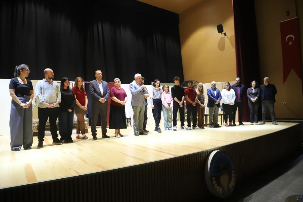 Turgutlu Belediyesi Yetişkin Tiyatro Ekibi “Yarınlara Geç Kalmadan” ile Sahnede