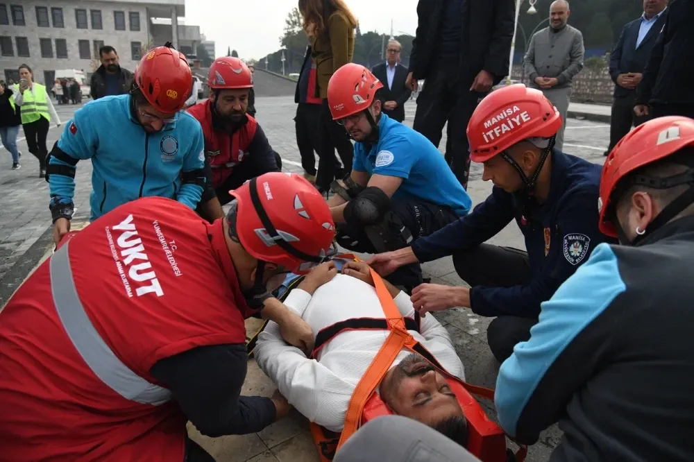 6.8’LİK DEPREMDE NELER YAPILMASI GEREKTİĞİNİ UYGULAMALI ÖĞRENDİLER