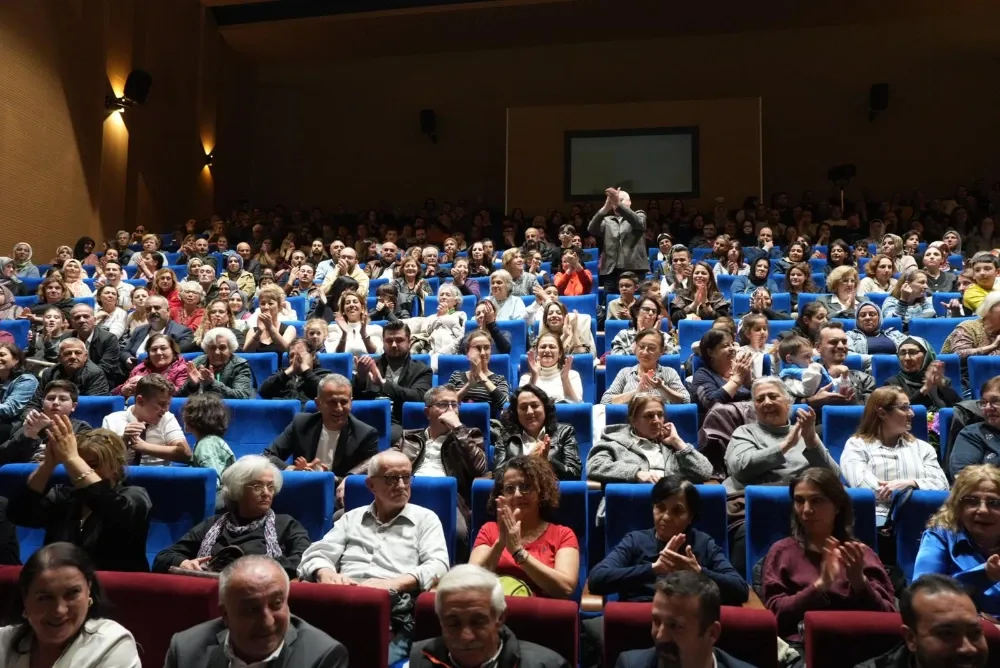 Turgutlu’daki Kış Konseri Büyük İlgi Gördü: Salon Taştı, Başkanlar Yere Oturdu