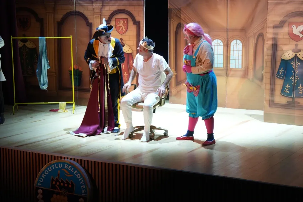 “Kral Çıplak” Turgutlu’da Miniklerle Buluştu