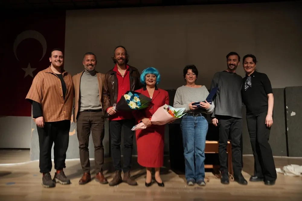 Oyun Akhisar’da sahne aldı: tiyatro dolu gece