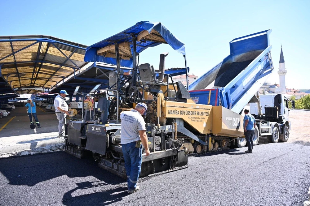 Gördes’te 4 Bin Metrekarelik Alana 1500 Ton Sıcak Asfalt