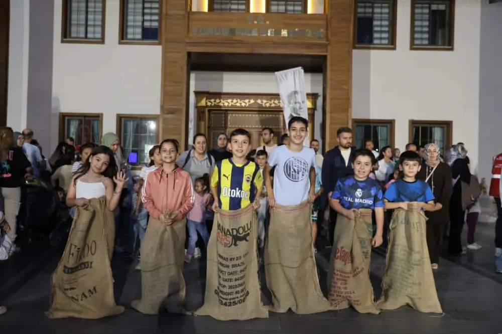 Yunusemre’de Çocuk Şenliğiyle Meydan Şenlendi