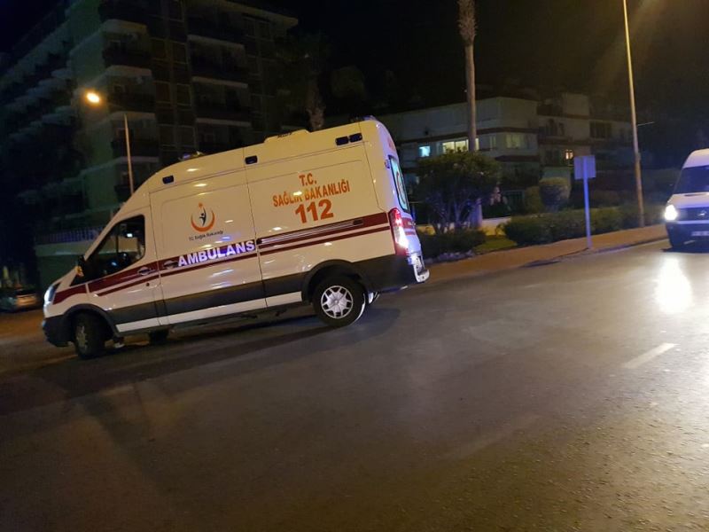 112 AMBULANS SÜRÜCÜSÜ SAĞLIK BAKANLIĞI ÖNÜNDE KENDİSİNİ AMBULANSA KİLİTLEDİ SİRENLERİ AÇTI EYLEM YAPTI