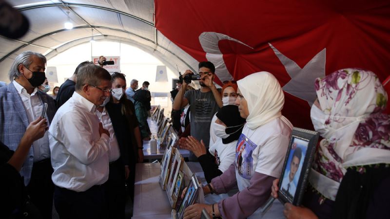 Gelecek Partisi Genel Başkanı Davutoğlu, Diyarbakır annelerini ziyaret etti