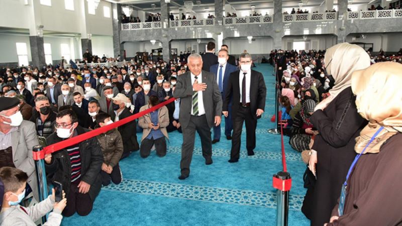 Camiye kırmızı şeritli protokol yolu