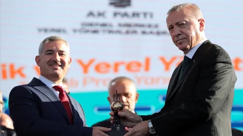 Gri pasaportla skandalıyla gündeme gelen belediye başkanları Erdoğan’dan ödül aldı