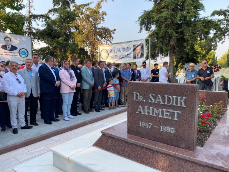 SELÇUK ÖZDAĞ BATI TRAKYA’NIN SEMBOL İSMİ DR. SADIK AHMET’İ KABRİ BAŞINDA ANDI