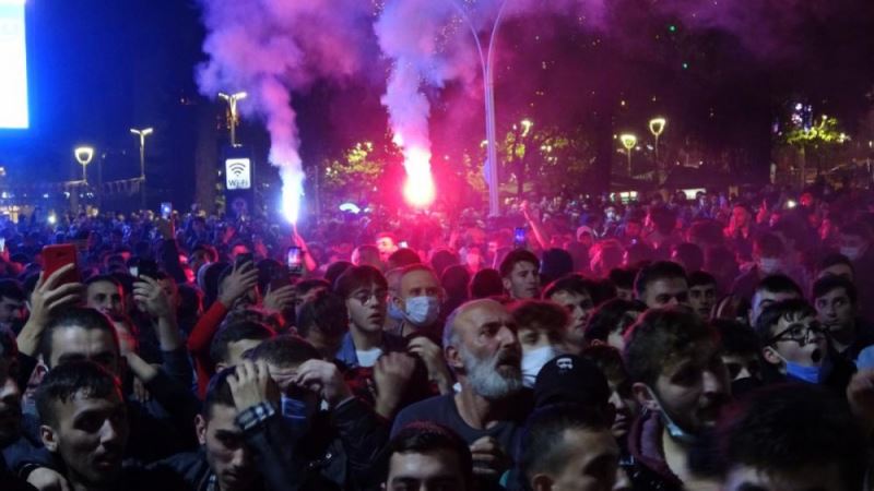 Trabzonsporlu taraftarlar sokakta Beşiktaş galibiyetini kutladı